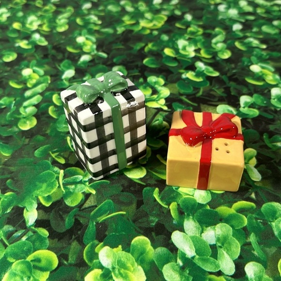Hallmark Christmas Presents Salt & Pepper Shackers NEW - Picture 1 of 12